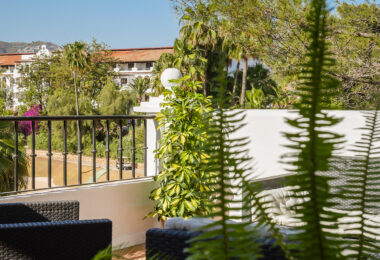 Przestronny dom szeregowy z 4 sypialniami i 4 łazienkami w prestiżowej dzielnicy La Quinta w Benahavís.