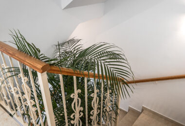 Przestronny dom szeregowy z 4 sypialniami i 4 łazienkami w prestiżowej dzielnicy La Quinta w Benahavís.