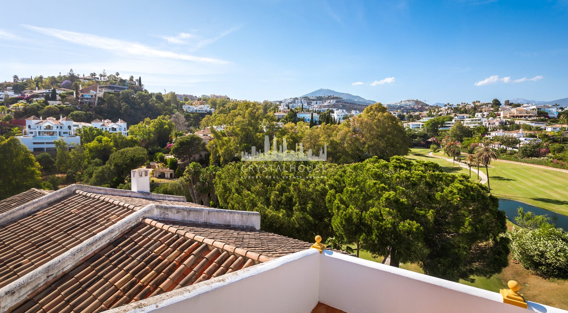 Przestronny dom szeregowy z 4 sypialniami i 4 łazienkami w prestiżowej dzielnicy La Quinta w Benahavís.