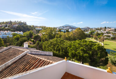 Przestronny dom szeregowy z 4 sypialniami i 4 łazienkami w prestiżowej dzielnicy La Quinta w Benahavís.