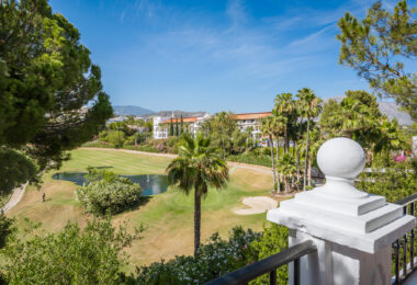 Przestronny dom szeregowy z 4 sypialniami i 4 łazienkami w prestiżowej dzielnicy La Quinta w Benahavís.