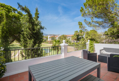 Przestronny dom szeregowy z 4 sypialniami i 4 łazienkami w prestiżowej dzielnicy La Quinta w Benahavís.