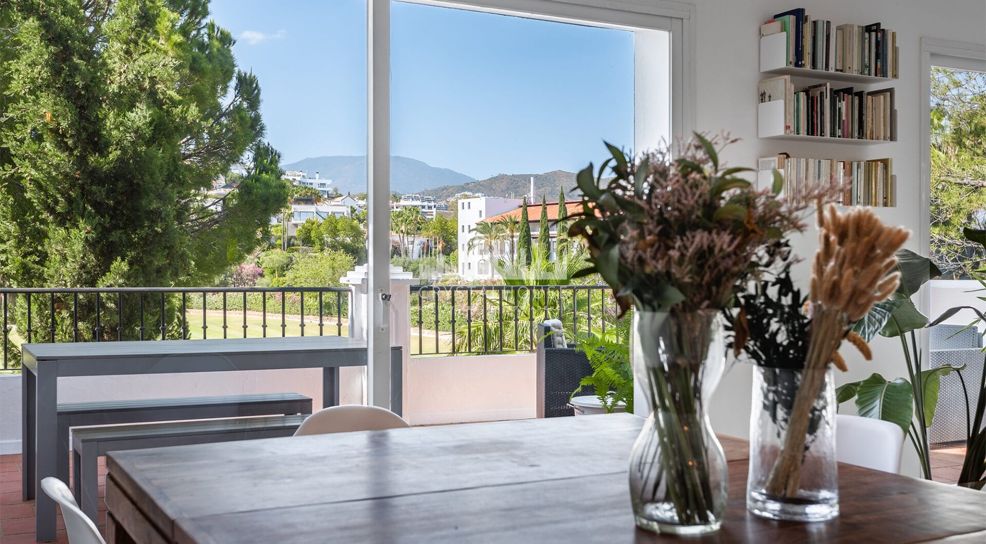 Przestronny dom szeregowy z 4 sypialniami i 4 łazienkami w prestiżowej dzielnicy La Quinta w Benahavís.