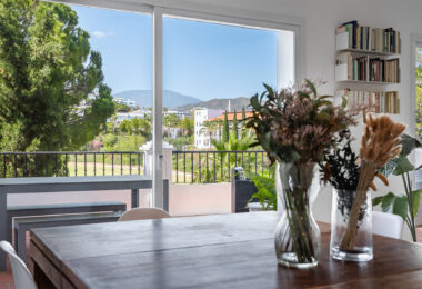 Przestronny dom szeregowy z 4 sypialniami i 4 łazienkami w prestiżowej dzielnicy La Quinta w Benahavís.