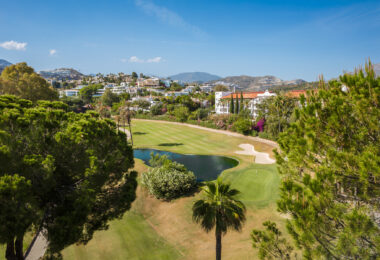 Przestronny dom szeregowy z 4 sypialniami i 4 łazienkami w prestiżowej dzielnicy La Quinta w Benahavís.