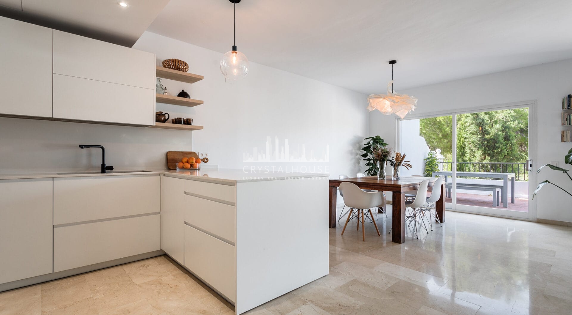 Przestronny dom szeregowy z 4 sypialniami i 4 łazienkami w prestiżowej dzielnicy La Quinta w Benahavís.