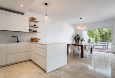 Przestronny dom szeregowy z 4 sypialniami i 4 łazienkami w prestiżowej dzielnicy La Quinta w Benahavís.