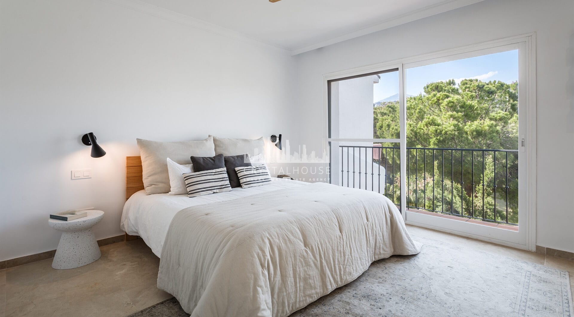 Przestronny dom szeregowy z 4 sypialniami i 4 łazienkami w prestiżowej dzielnicy La Quinta w Benahavís.