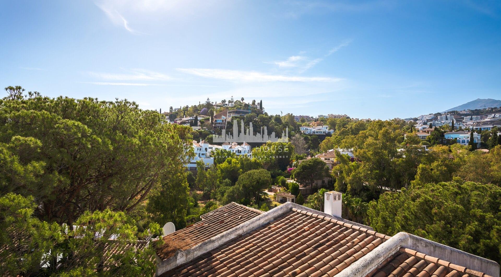 Przestronny dom szeregowy z 4 sypialniami i 4 łazienkami w prestiżowej dzielnicy La Quinta w Benahavís.