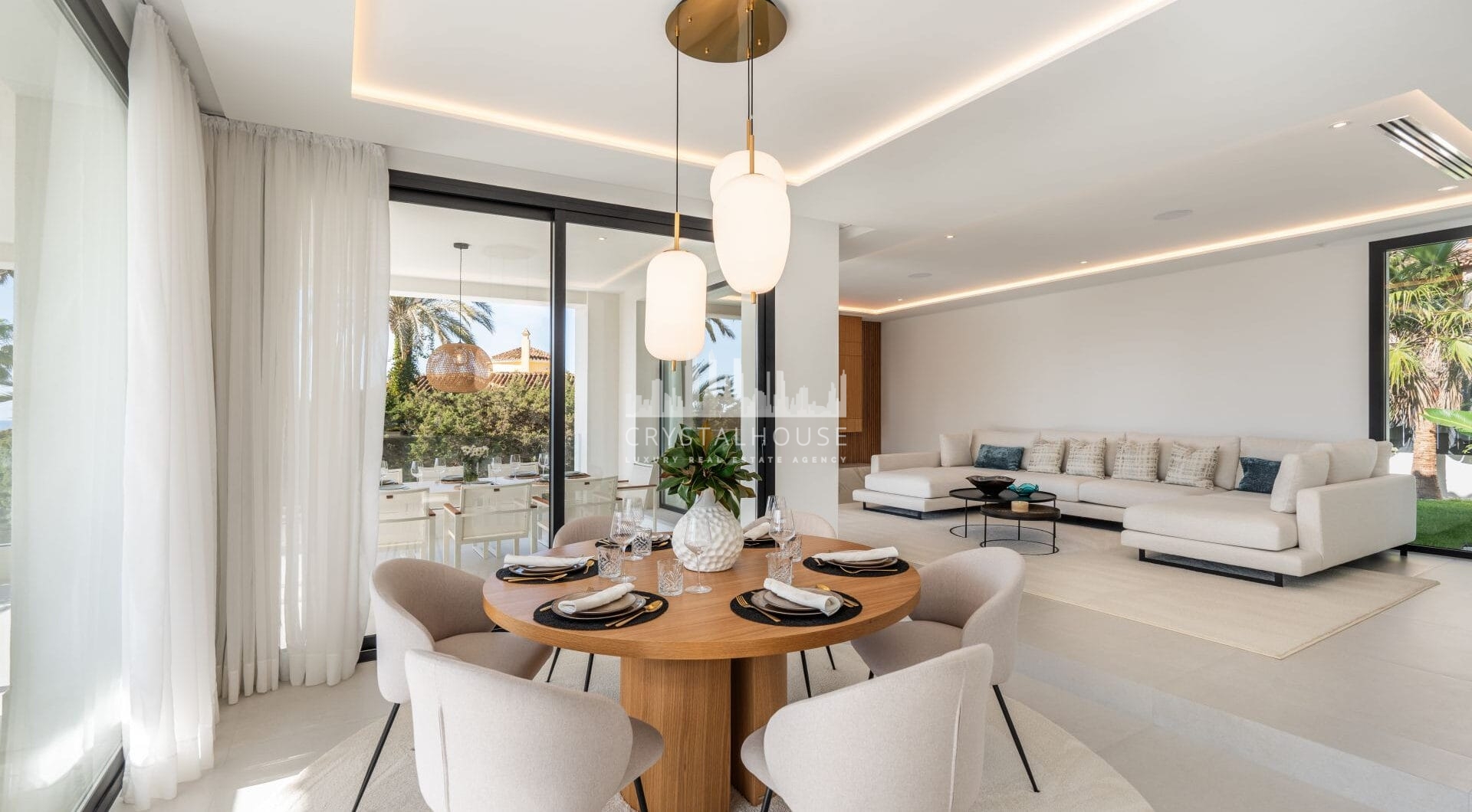 Witamy w Villa Vista, pięknie odnowionym domu w poszukiwanej dzielnicy Marbesa, zaledwie kilka kroków od plaży.