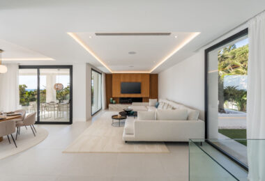 Witamy w Villa Vista, pięknie odnowionym domu w poszukiwanej dzielnicy Marbesa, zaledwie kilka kroków od plaży.