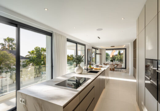 Witamy w Villa Vista, pięknie odnowionym domu w poszukiwanej dzielnicy Marbesa, zaledwie kilka kroków od plaży.