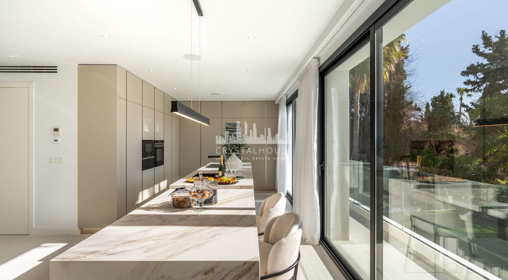 Witamy w Villa Vista, pięknie odnowionym domu w poszukiwanej dzielnicy Marbesa, zaledwie kilka kroków od plaży.