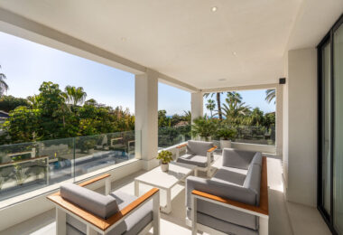 Witamy w Villa Vista, pięknie odnowionym domu w poszukiwanej dzielnicy Marbesa, zaledwie kilka kroków od plaży.