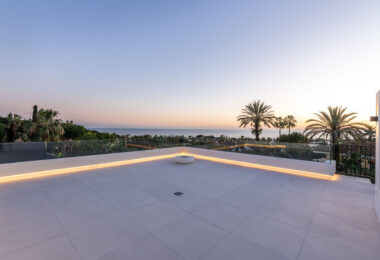 Witamy w Villa Vista, pięknie odnowionym domu w poszukiwanej dzielnicy Marbesa, zaledwie kilka kroków od plaży.