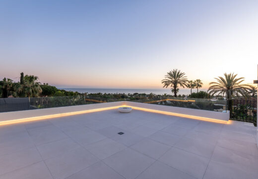 Witamy w Villa Vista, pięknie odnowionym domu w poszukiwanej dzielnicy Marbesa, zaledwie kilka kroków od plaży.