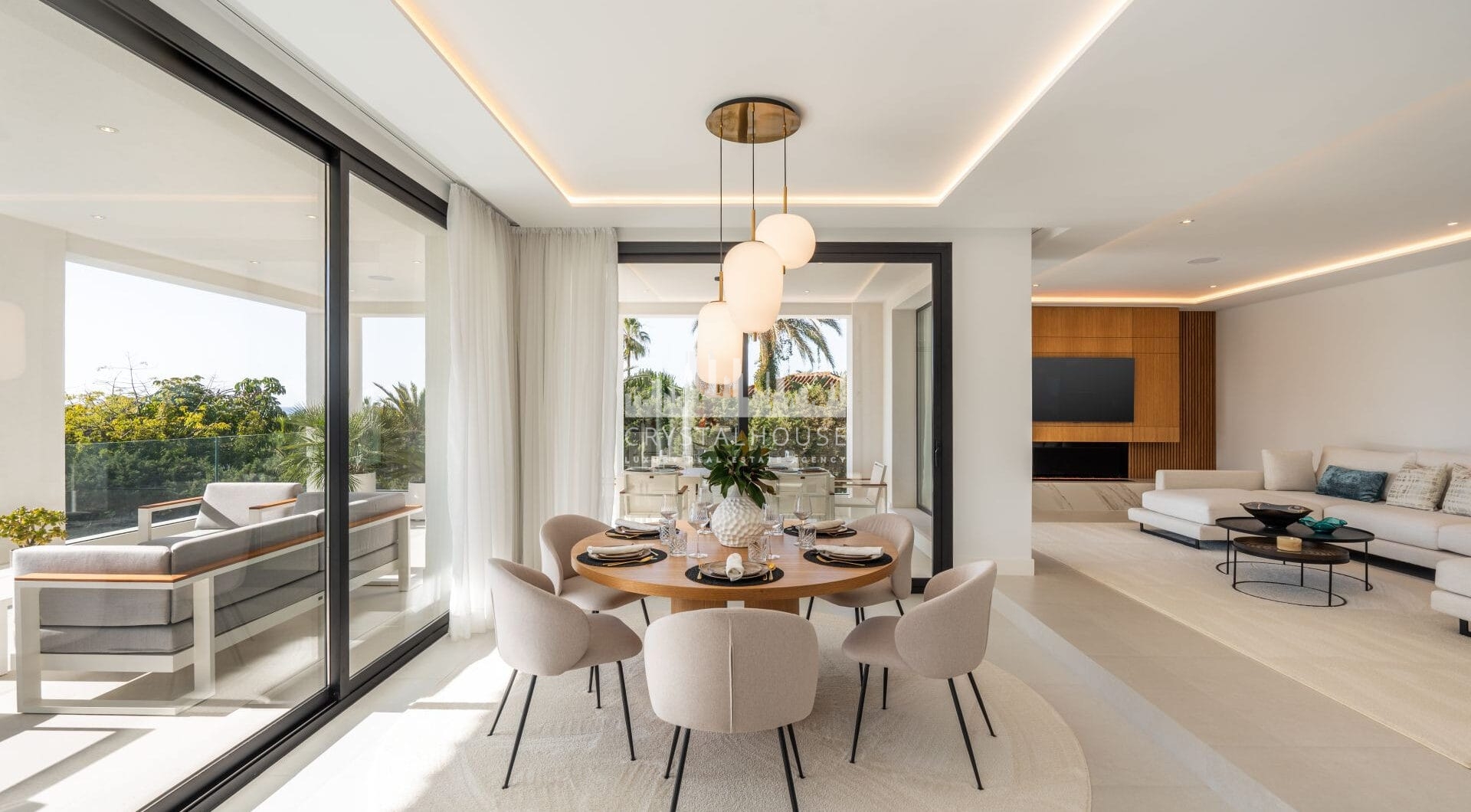 Witamy w Villa Vista, pięknie odnowionym domu w poszukiwanej dzielnicy Marbesa, zaledwie kilka kroków od plaży.