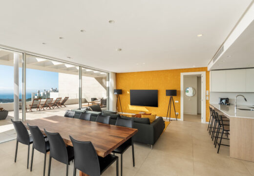 Położony w zamkniętej społeczności Palo Alto, ten penthouse od strony południowo-wschodniej oferuje widoki na morze, góry i panoramę z prywatnego otoczenia nad Marbellą.