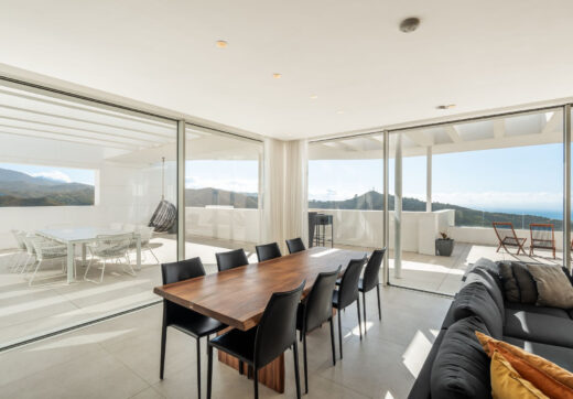 Położony w zamkniętej społeczności Palo Alto, ten penthouse od strony południowo-wschodniej oferuje widoki na morze, góry i panoramę z prywatnego otoczenia nad Marbellą.