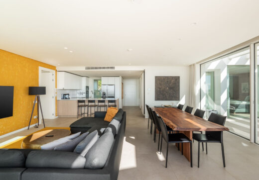 Położony w zamkniętej społeczności Palo Alto, ten penthouse od strony południowo-wschodniej oferuje widoki na morze, góry i panoramę z prywatnego otoczenia nad Marbellą.