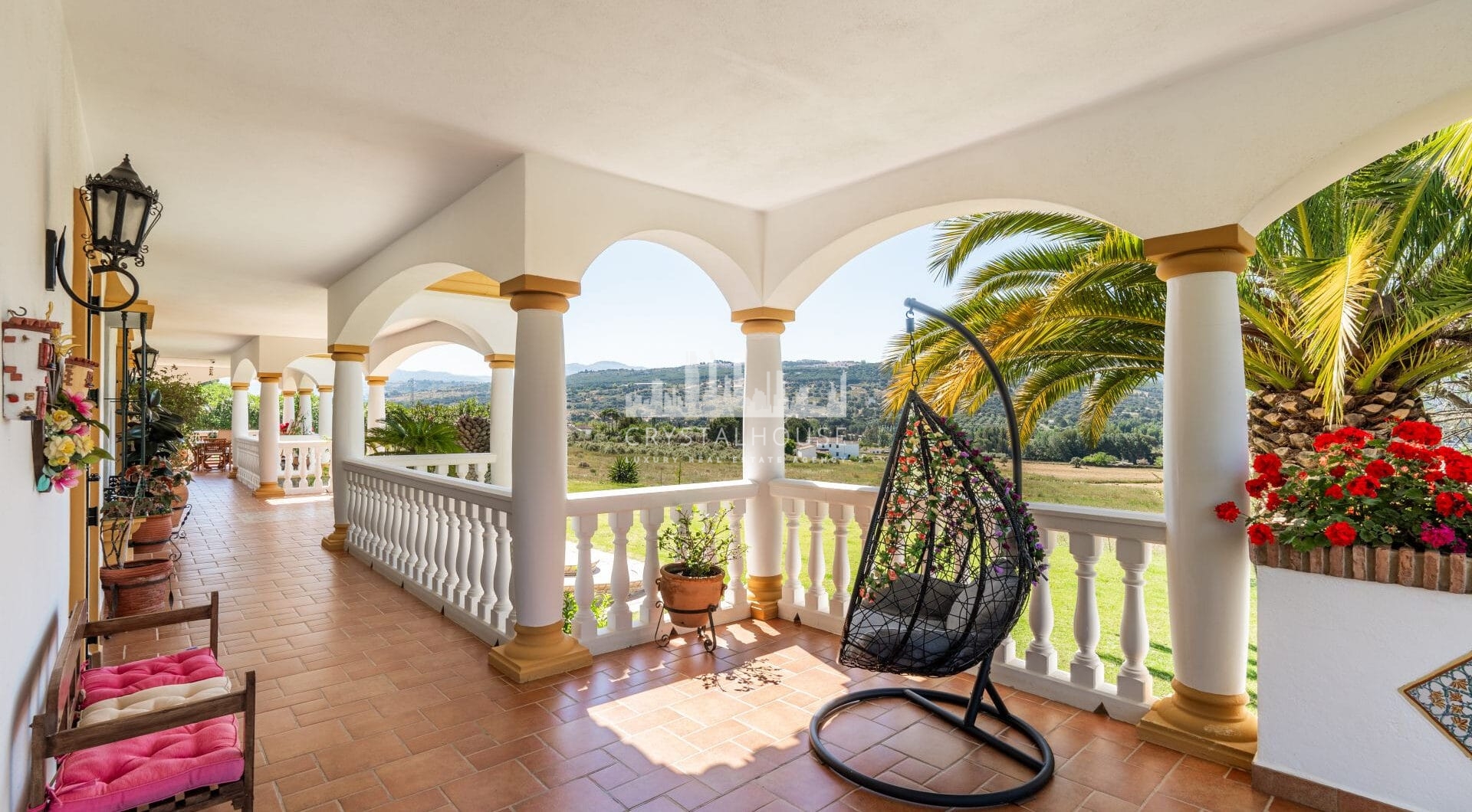 Położona w pofałdowanej okolicy Ronda, Finca El Abuelillo oferuje ponad 35 000 m² prywatnej ziemi, łącząc trwałą architekturę z cichym odosobnieniem.