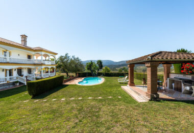 Położona w pofałdowanej okolicy Ronda, Finca El Abuelillo oferuje ponad 35 000 m² prywatnej ziemi, łącząc trwałą architekturę z cichym odosobnieniem.