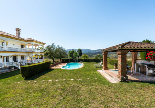 Położona w pofałdowanej okolicy Ronda, Finca El Abuelillo oferuje ponad 35 000 m² prywatnej ziemi, łącząc trwałą architekturę z cichym odosobnieniem.