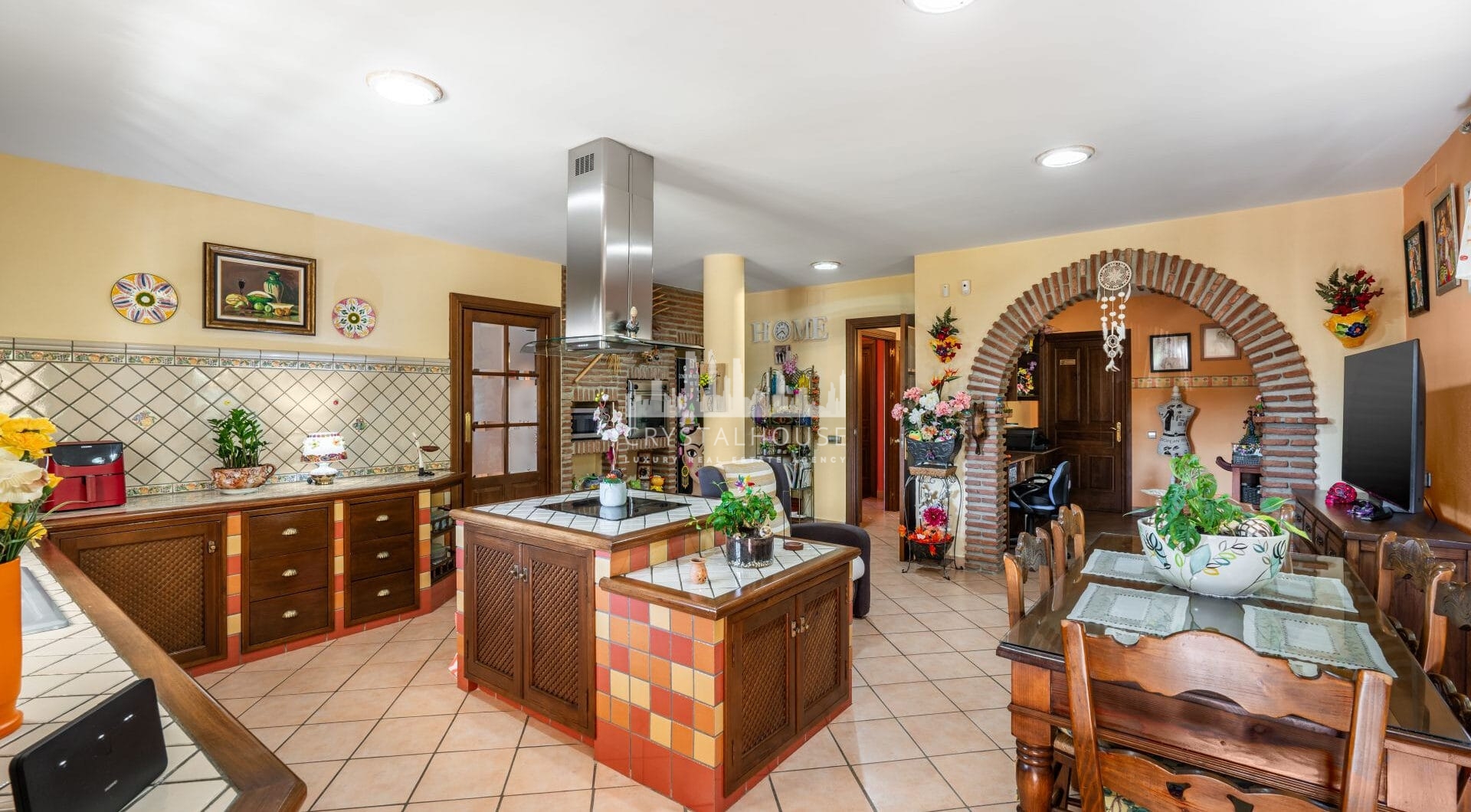 Położona w pofałdowanej okolicy Ronda, Finca El Abuelillo oferuje ponad 35 000 m² prywatnej ziemi, łącząc trwałą architekturę z cichym odosobnieniem.