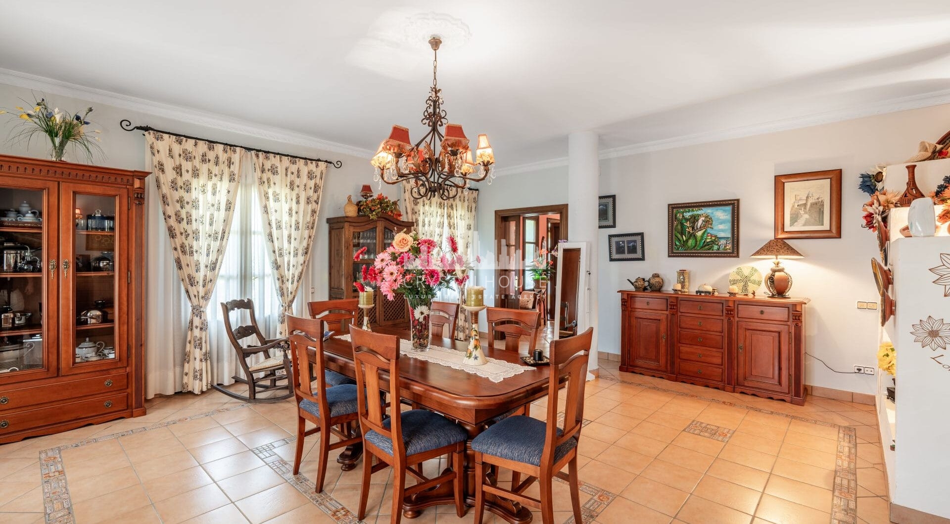 Położona w pofałdowanej okolicy Ronda, Finca El Abuelillo oferuje ponad 35 000 m² prywatnej ziemi, łącząc trwałą architekturę z cichym odosobnieniem.