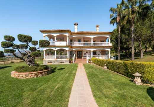 Położona w pofałdowanej okolicy Ronda, Finca El Abuelillo oferuje ponad 35 000 m² prywatnej ziemi, łącząc trwałą architekturę z cichym odosobnieniem.