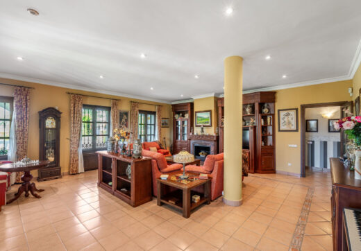 Położona w pofałdowanej okolicy Ronda, Finca El Abuelillo oferuje ponad 35 000 m² prywatnej ziemi, łącząc trwałą architekturę z cichym odosobnieniem.