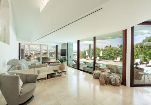 Położona w samym sercu Nueva Andalucía, ta wyjątkowa willa jest prawdziwym wyrazem współczesnej elegancji.