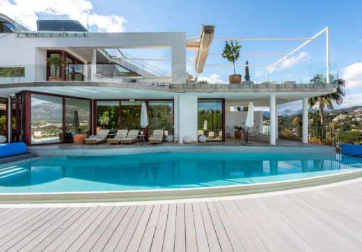 Położona w samym sercu Nueva Andalucía, ta wyjątkowa willa jest prawdziwym wyrazem współczesnej elegancji.