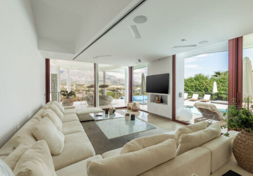 Położona w samym sercu Nueva Andalucía, ta wyjątkowa willa jest prawdziwym wyrazem współczesnej elegancji.