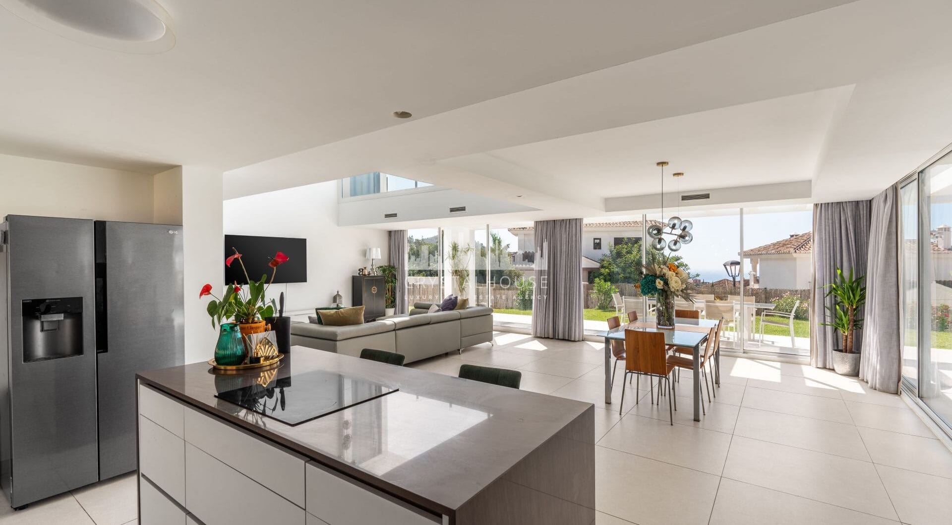 Położona w spokojnej i zamkniętej społeczności Urbanización Buenavista, Villa Buena Vista oferuje nowoczesną rezydencję z 4 sypialniami położoną na działce o powierzchni 922 m² z panoramicznym widokiem na góry.