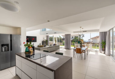 Położona w spokojnej i zamkniętej społeczności Urbanización Buenavista, Villa Buena Vista oferuje nowoczesną rezydencję z 4 sypialniami położoną na działce o powierzchni 922 m² z panoramicznym widokiem na góry.