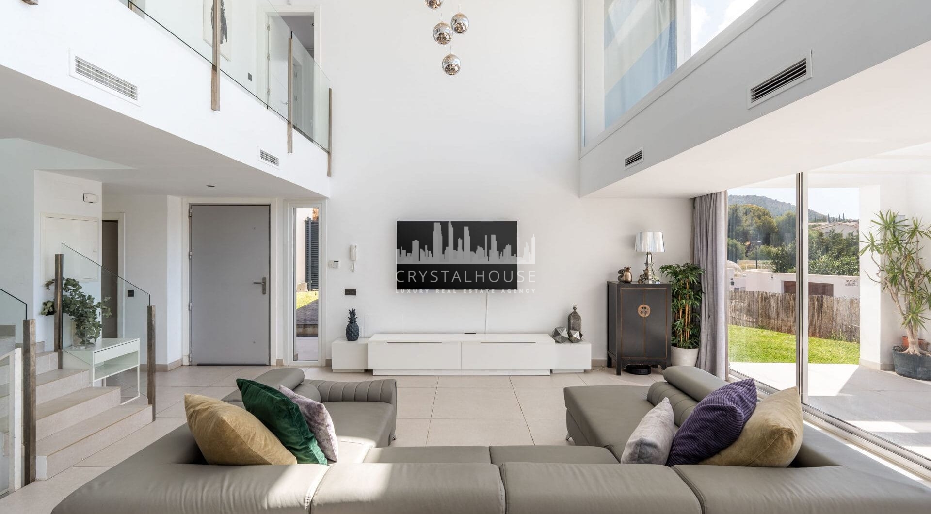 Położona w spokojnej i zamkniętej społeczności Urbanización Buenavista, Villa Buena Vista oferuje nowoczesną rezydencję z 4 sypialniami położoną na działce o powierzchni 922 m² z panoramicznym widokiem na góry.