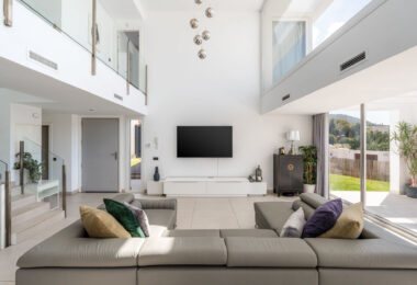 Położona w spokojnej i zamkniętej społeczności Urbanización Buenavista, Villa Buena Vista oferuje nowoczesną rezydencję z 4 sypialniami położoną na działce o powierzchni 922 m² z panoramicznym widokiem na góry.