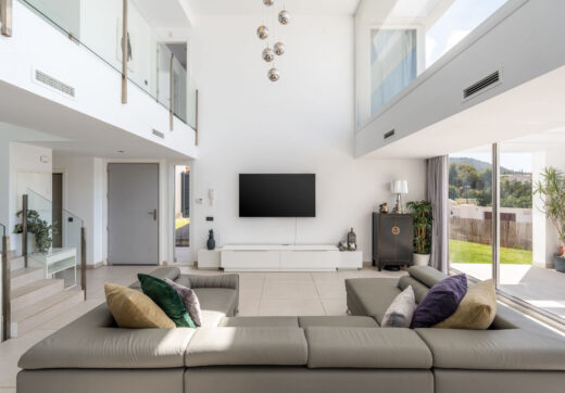 Położona w spokojnej i zamkniętej społeczności Urbanización Buenavista, Villa Buena Vista oferuje nowoczesną rezydencję z 4 sypialniami położoną na działce o powierzchni 922 m² z panoramicznym widokiem na góry.