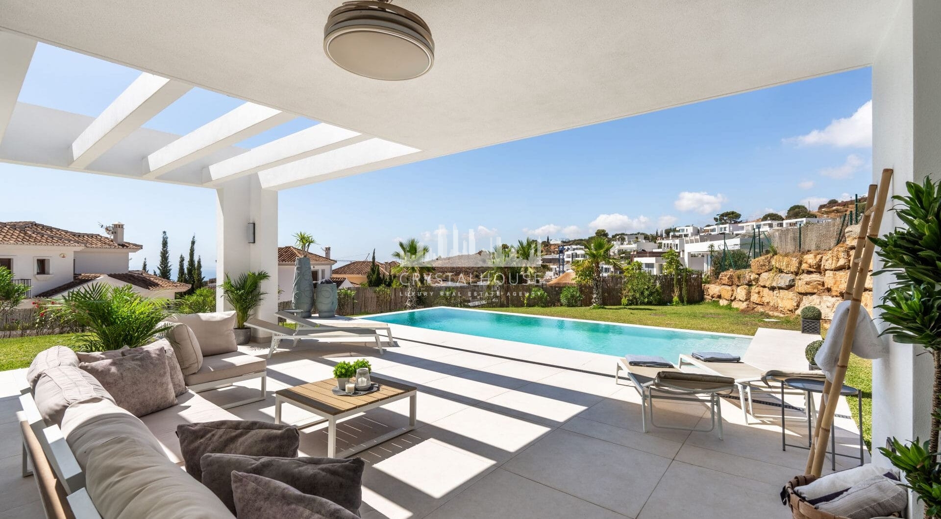 Położona w spokojnej i zamkniętej społeczności Urbanización Buenavista, Villa Buena Vista oferuje nowoczesną rezydencję z 4 sypialniami położoną na działce o powierzchni 922 m² z panoramicznym widokiem na góry.