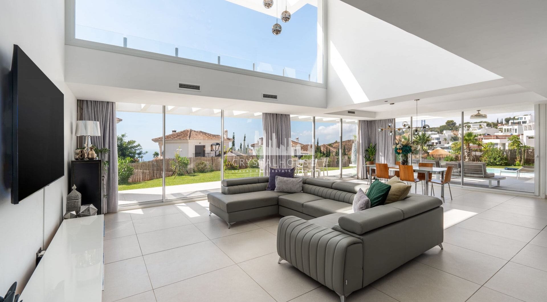 Położona w spokojnej i zamkniętej społeczności Urbanización Buenavista, Villa Buena Vista oferuje nowoczesną rezydencję z 4 sypialniami położoną na działce o powierzchni 922 m² z panoramicznym widokiem na góry.