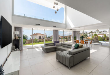 Położona w spokojnej i zamkniętej społeczności Urbanización Buenavista, Villa Buena Vista oferuje nowoczesną rezydencję z 4 sypialniami położoną na działce o powierzchni 922 m² z panoramicznym widokiem na góry.