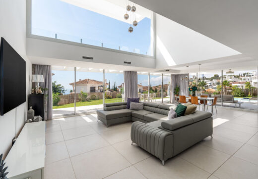 Położona w spokojnej i zamkniętej społeczności Urbanización Buenavista, Villa Buena Vista oferuje nowoczesną rezydencję z 4 sypialniami położoną na działce o powierzchni 922 m² z panoramicznym widokiem na góry.