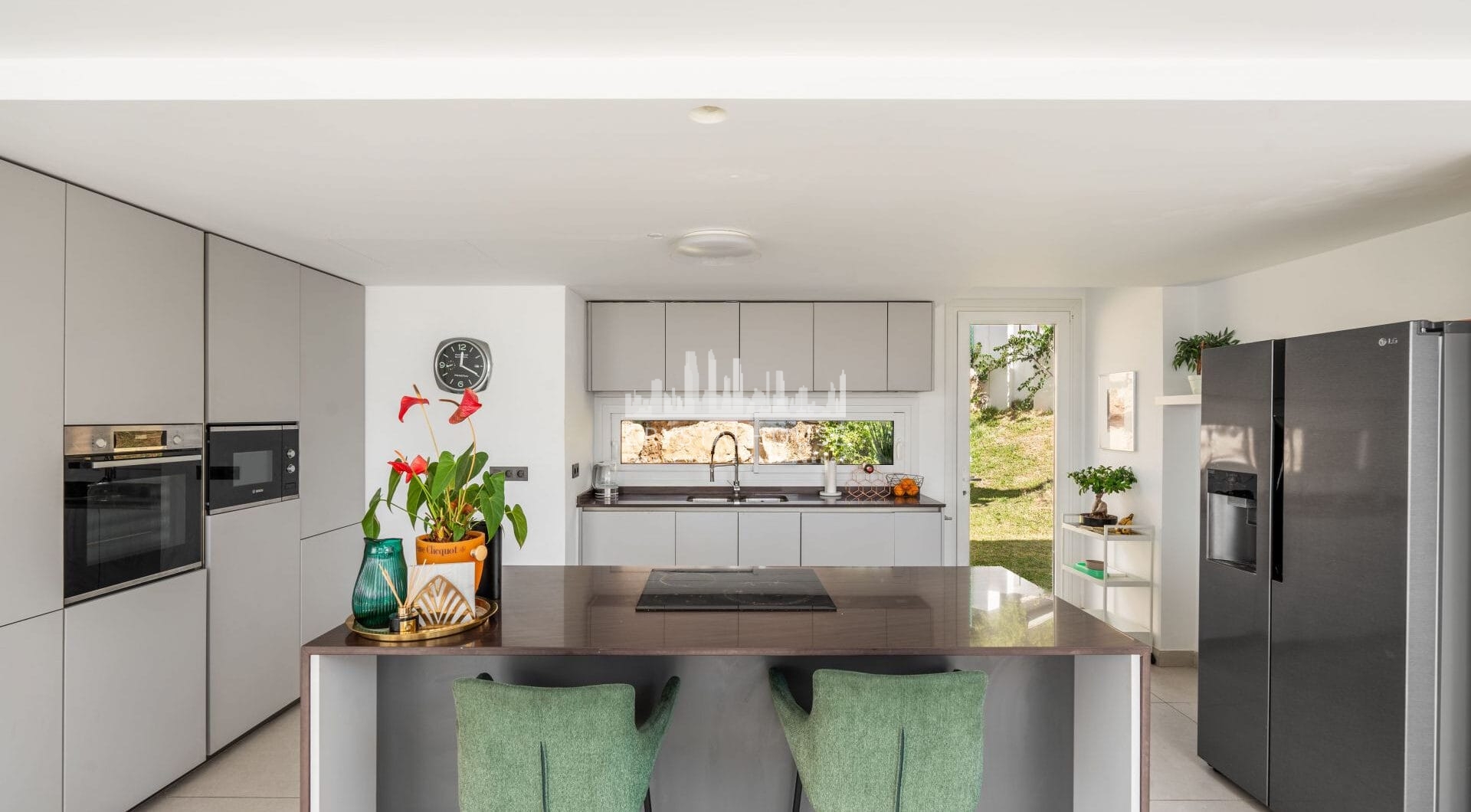 Położona w spokojnej i zamkniętej społeczności Urbanización Buenavista, Villa Buena Vista oferuje nowoczesną rezydencję z 4 sypialniami położoną na działce o powierzchni 922 m² z panoramicznym widokiem na góry.