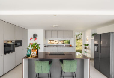 Położona w spokojnej i zamkniętej społeczności Urbanización Buenavista, Villa Buena Vista oferuje nowoczesną rezydencję z 4 sypialniami położoną na działce o powierzchni 922 m² z panoramicznym widokiem na góry.