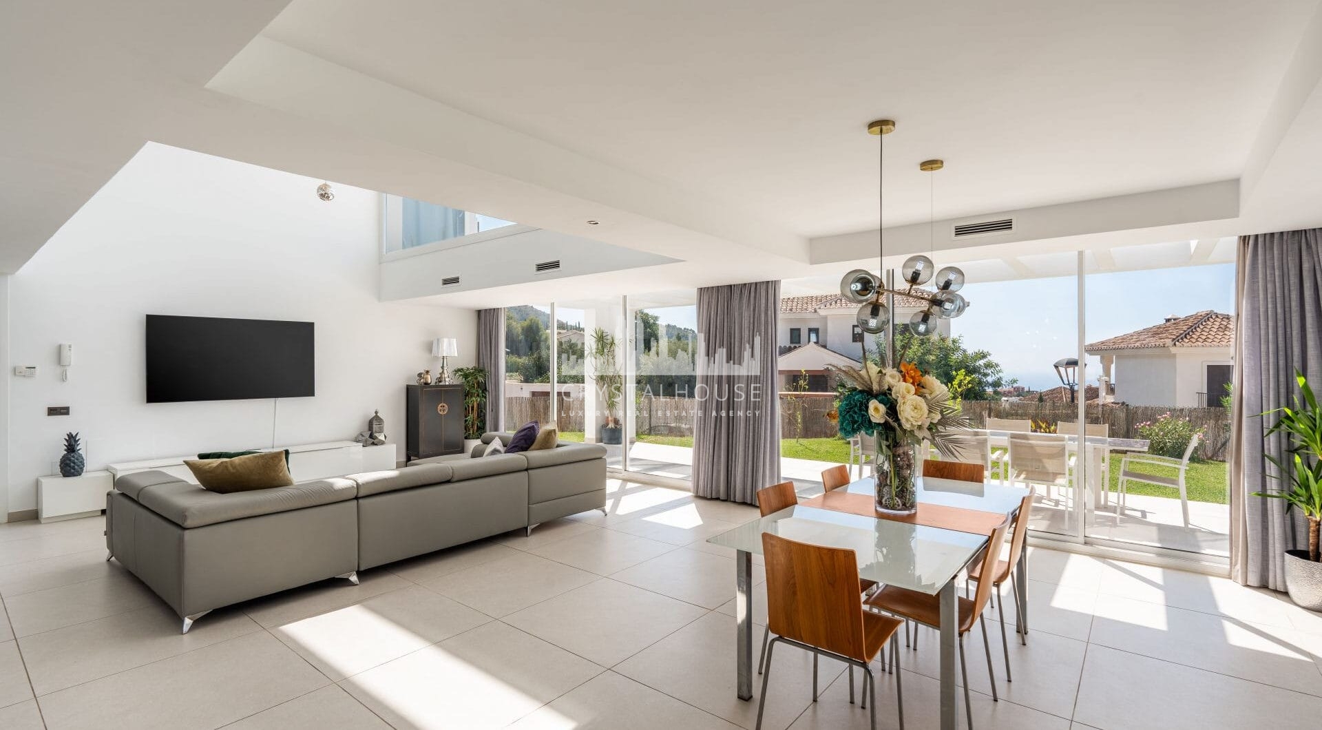 Położona w spokojnej i zamkniętej społeczności Urbanización Buenavista, Villa Buena Vista oferuje nowoczesną rezydencję z 4 sypialniami położoną na działce o powierzchni 922 m² z panoramicznym widokiem na góry.