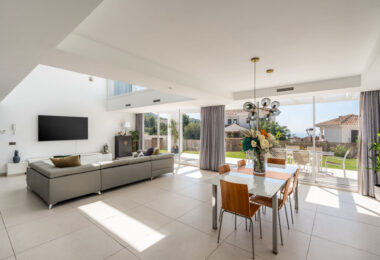 Położona w spokojnej i zamkniętej społeczności Urbanización Buenavista, Villa Buena Vista oferuje nowoczesną rezydencję z 4 sypialniami położoną na działce o powierzchni 922 m² z panoramicznym widokiem na góry.