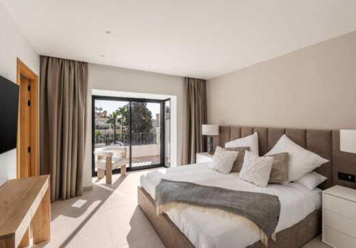 Casa Stuart to wyrafinowany dwupoziomowy penthouse położony w zamkniętej społeczności Aloha Gardens w Nueva Andalucía.