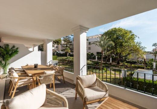 Casa Stuart to wyrafinowany dwupoziomowy penthouse położony w zamkniętej społeczności Aloha Gardens w Nueva Andalucía.