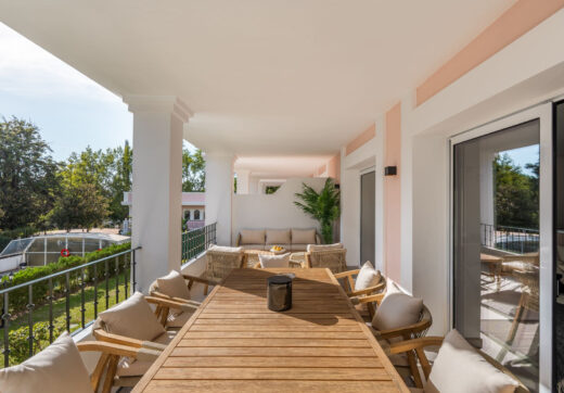 Casa Stuart to wyrafinowany dwupoziomowy penthouse położony w zamkniętej społeczności Aloha Gardens w Nueva Andalucía.